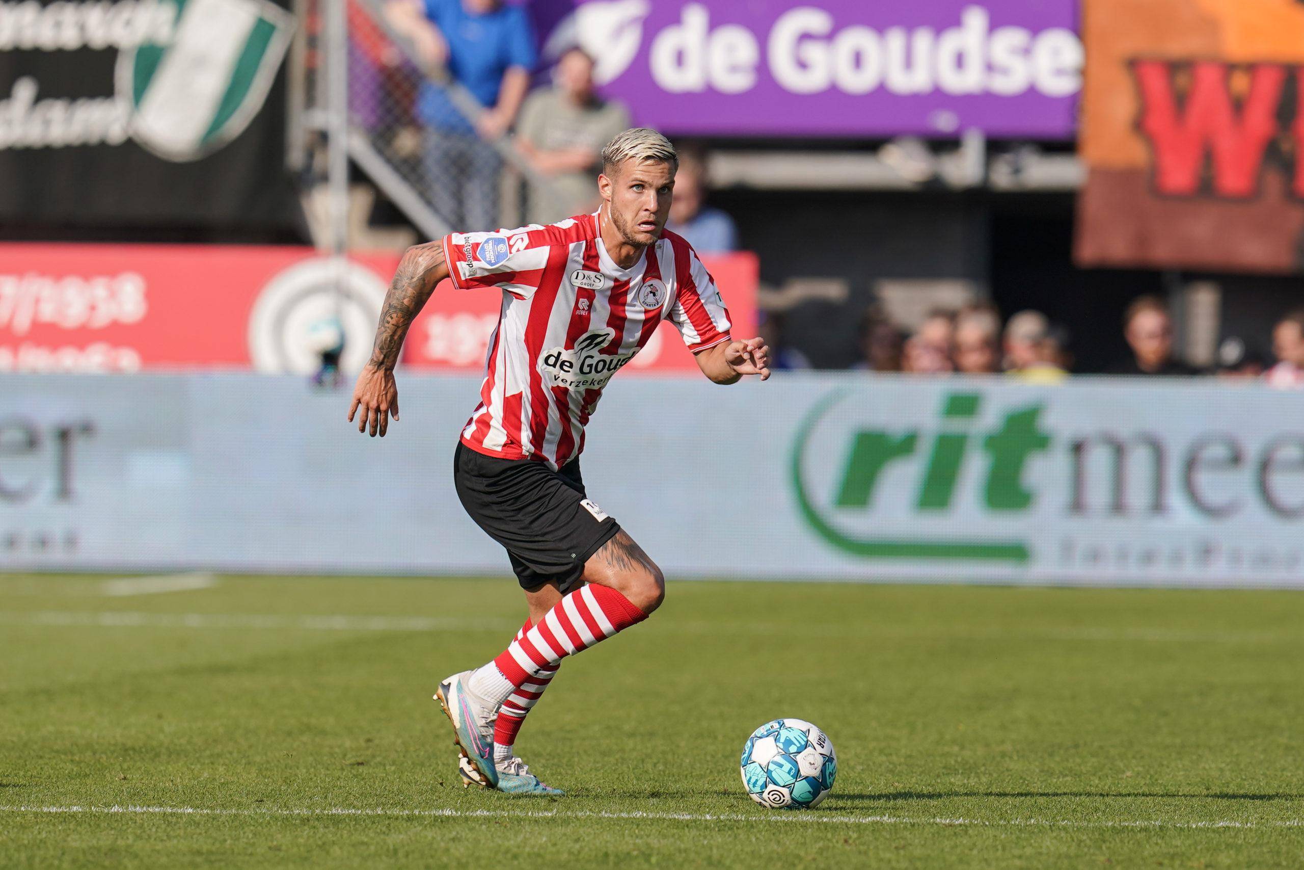 突与裁判判 突与裁判判